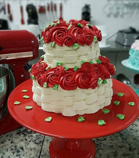 Dica para produzir bolo com flores vermelhas de chantilly 