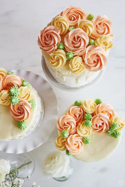 Componha seu bolo primavera com flores de chantilly colorido