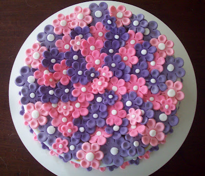 Que tal então um bolo delicado com pequenas flores?