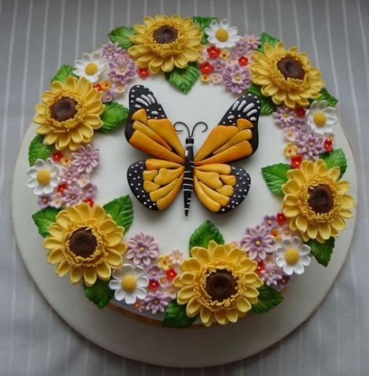 Dica de bolo decorado com flores, bem como borboleta. Lindo!