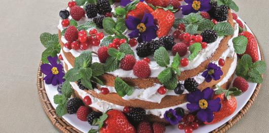 Você também pode misturar frutas às flores no bolo primavera