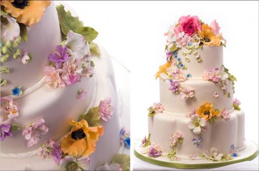 As flores dão um toque colorido ao bolo branco