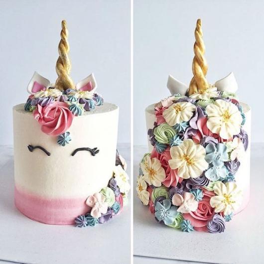 Quer um bolo unicórnio lindo? Então veja uma opção com flores!