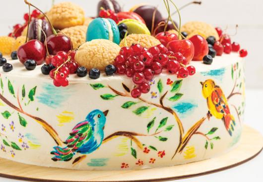Que tal um bolo assim: com flores e frutas, bem como desenhos de pássaros