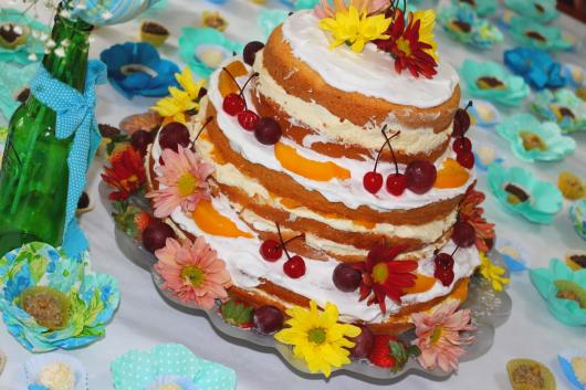 Você pode fazer um bolo pelado (naked) e decorar com frutas e flores