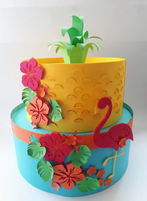 Esse bolo falso tropical foi feito com papel colorido