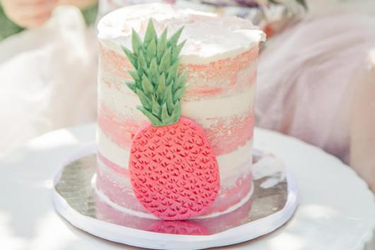 O abacaxi é símbolo tropical, use ele para decorar seu bolo