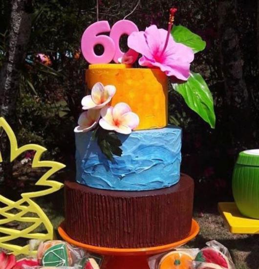 Bolo fake perfeito para festas com decoração tropical