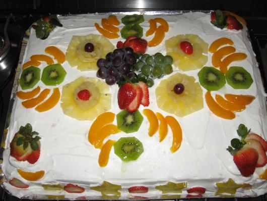 Seu bolo pode ficar bem original com a decoração com frutas