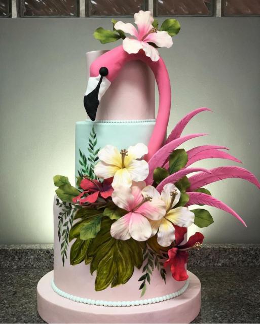 Combine flamingo e flores para o bolo cenográfico 