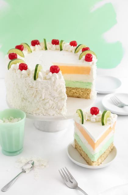 Ideia de bolo com massa colorida, decorado com chantilly e frutas