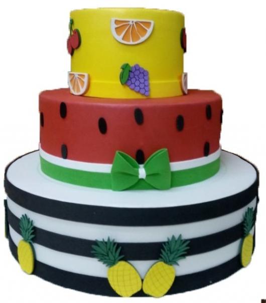 A decoração tropical do bolo fake pode ser baseada em frutas