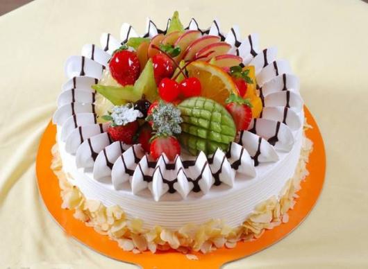 Veja uma dica de bolo decorado com frutas diversas