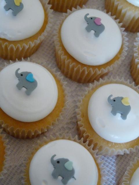 Cupcake Chá de Bebê: Branco com mini aplique de elefantinho