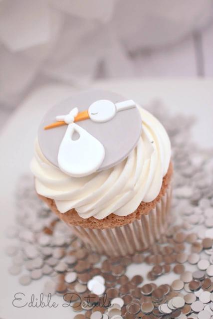 Cupcake Chá de Bebê: Com cobertura branca e aplique de cegonha