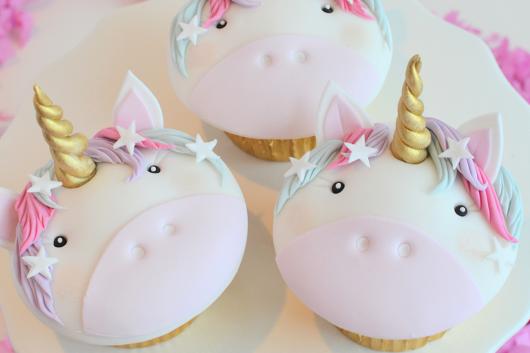 Cupcake Chá de Bebê: Com aplique de unicórnio de pasta americana