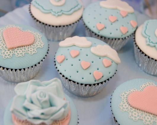Cupcake Chá de Bebê: Chuva de Amor decorado com pasta americana
