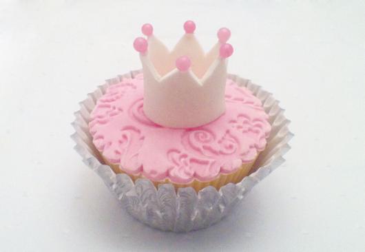 Cupcake Chá de Bebê: Realeza decorado com pasta americana rosa