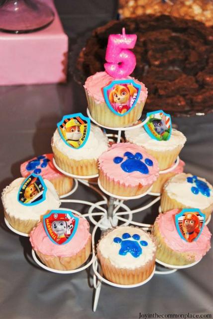 Exponha os cupcakes na mesa para surpreender seus convidados