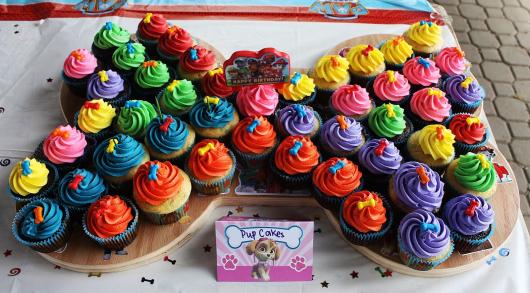 Veja uma ideia de decoração de mesa com cupcakes da Patrulha Canina