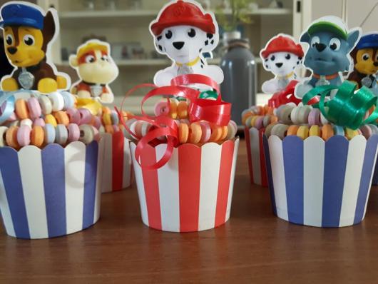Os wrappers coloridos ajudam a decorar os cupcakes da Patrulha Canina