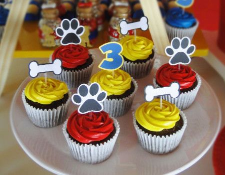 Cupcakes decorados chantilly colorido e plaquinhas da Patrulha Canina