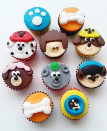 Use cortadores especiais para fazer a decoração dos cupcakes Patrulha Canina