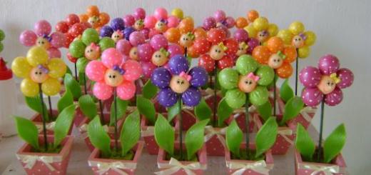 Lembrancinhas Primavera vasinho de flores em biscuit