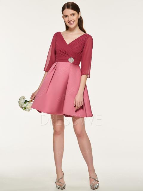 Modelo de vestido de noiva simples em tom de rosa 