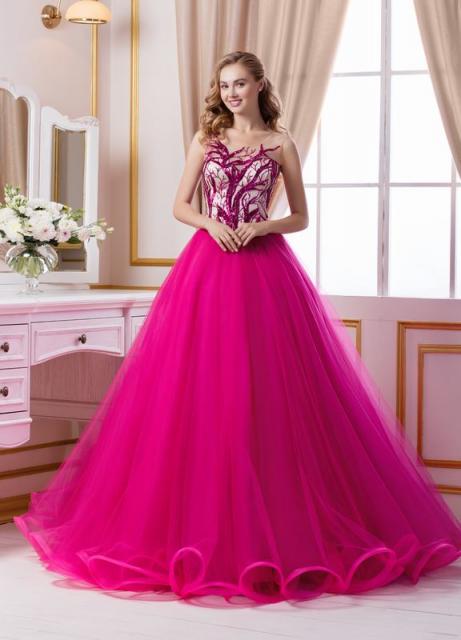 vestido de noiva rosa Parte de cima bordada e de baixo lisa
