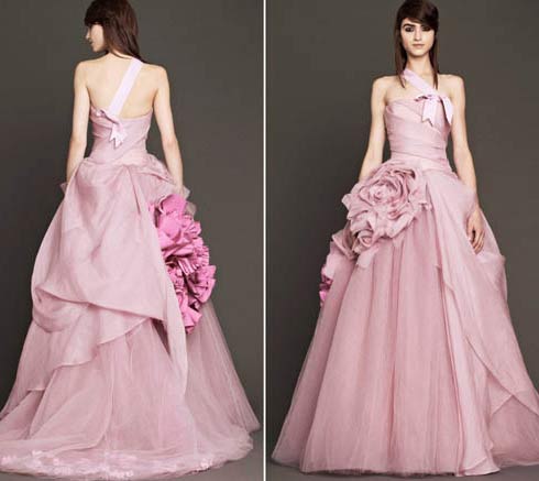 Você pode ousar no dia de seu casamento com um vestido rosa moderno