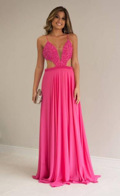 Mesmo sendo pink, o vestido pode ter uma modelagem simples
