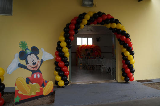 Arco com balões para entrada da festa Mickey
