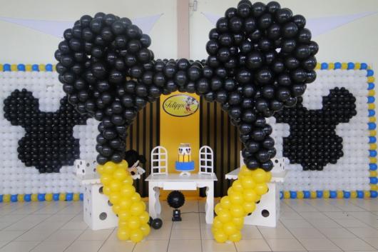 Você pode decorar com arco de balões do Mickey na entrada ou dentro da festa