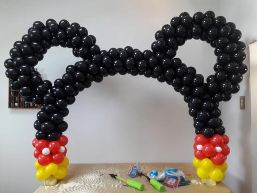 Arco de balões com orelhinhas do Mickey