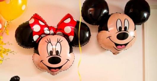 Os balões ajudam a decorar a festa do Mickey 