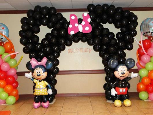 Arco com balão do Mickey para festa temática