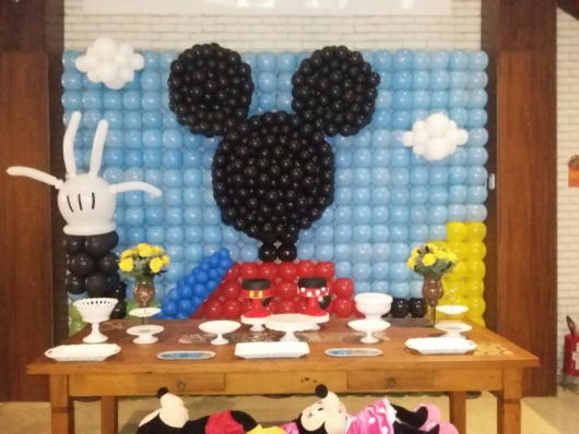 Sugestão de decoração com painel de balão do Mickey