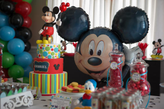 Inspiração de festa do Mickey com balões temáticos