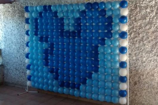 Painel com balões azuis do Mickey