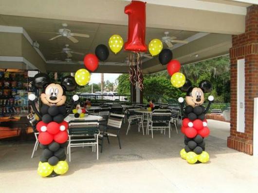 Arco temático do Mickey com balões coloridos