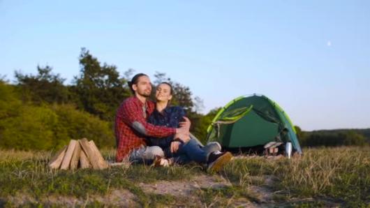 Bodas de namoro: Comemorar com acampamento