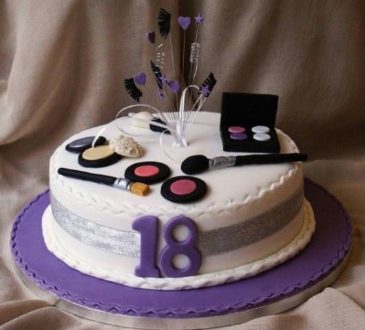 bolo de maquiagem 2 andares: #bolosdecorados #festalinda  #aniversárioinfantil #aniversario18 #aniv…