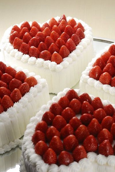 Bolo de coração com chantilly: Branco com morangos
