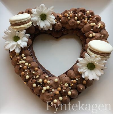 Bolo de coração decorado com chocolate