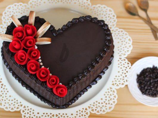 Bolo de coração decorado com chocolate