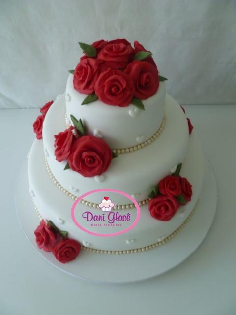 bolo de pasta americana com rosas vermelha