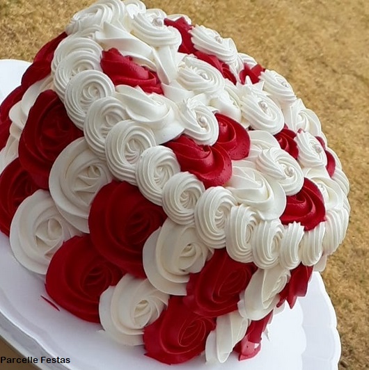 bolo de chantilly vermelho e branco