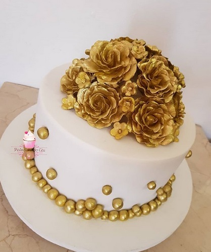 bolo de pasta americana com rosas douradas