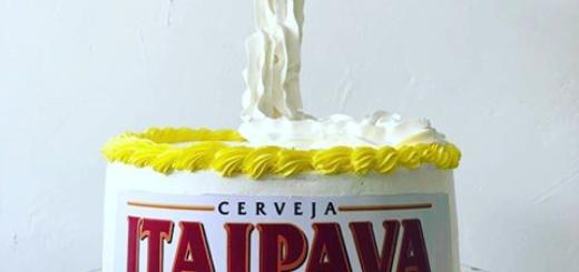 Bolo da Itaipava de pasta americana com papel de arroz e acabamento com chantilly amarelo